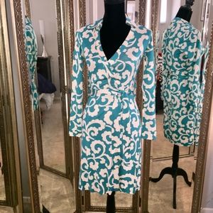 DIANE VON FURSTENBERG 100% SILK WRAP DRESS SIZE 2